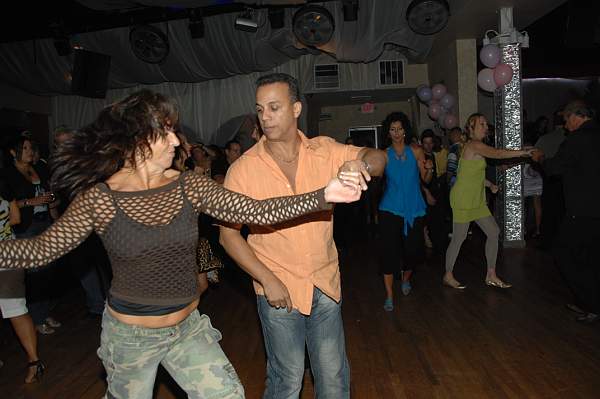 Dancing-9-1-09-Sambuca-28-DDeRosaPhoto.jpg
