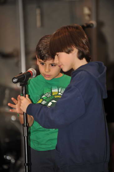 David-12-16-11-SingingGroup-8890-DDeRosaPhoto