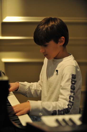 David-12-16-11-SingingGroup-8907-DDeRosaPhoto