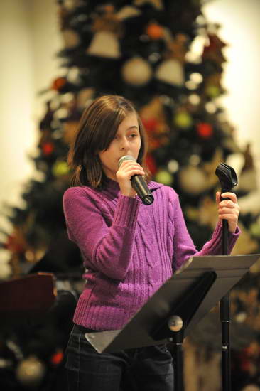 David-12-16-11-SingingGroup-8987-DDeRosaPhoto