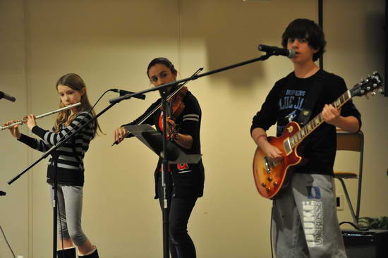 David-12-16-11-SingingGroup-8994-DDeRosaPhoto