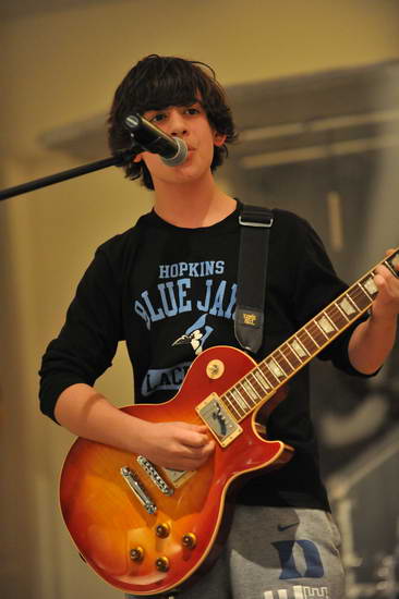 David-12-16-11-SingingGroup-8999-DDeRosaPhoto