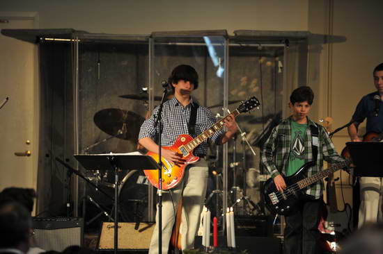 David-12-18-11-SingingGroup-9032-DDeRosaPhoto