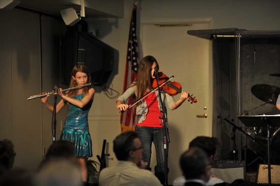 David-12-18-11-SingingGroup-9033-DDeRosaPhoto