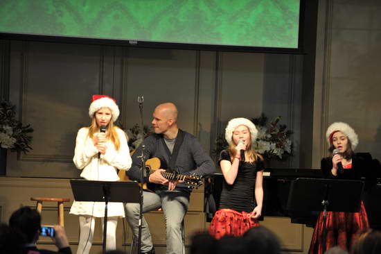 David-12-18-11-SingingGroup-9036-DDeRosaPhoto