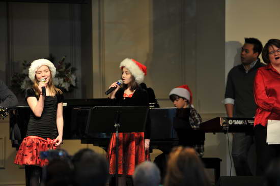 David-12-18-11-SingingGroup-9044-DDeRosaPhoto