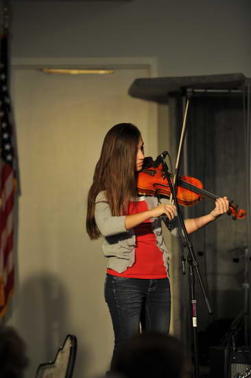 David-12-18-11-SingingGroup-9057-DDeRosaPhoto