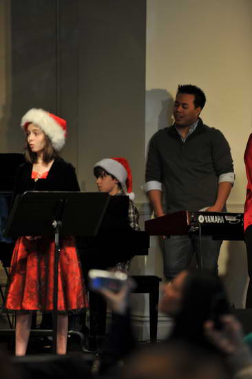 David-12-18-11-SingingGroup-9062-DDeRosaPhoto