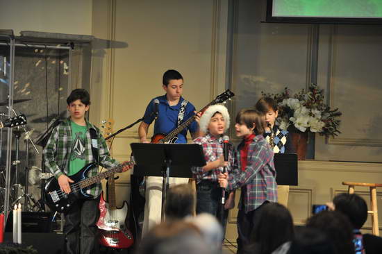 David-12-18-11-SingingGroup-9066-DDeRosaPhoto