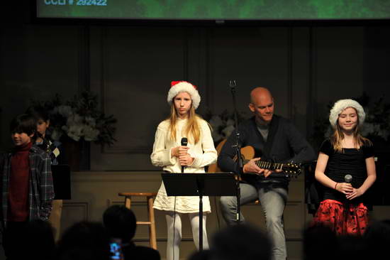 David-12-18-11-SingingGroup-9074-DDeRosaPhoto