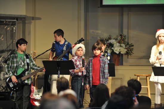 David-12-18-11-SingingGroup-9077-DDeRosaPhoto