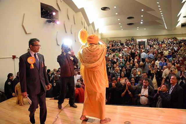 Gurudev-10-4-15-7498-DDeRosaPhoto