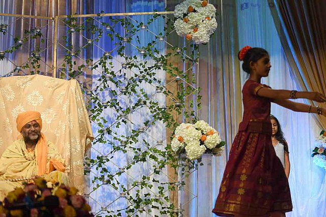 Gurudev-6-24-17-8862-DDeRosaPhoto