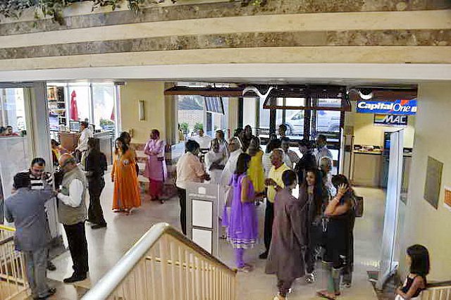 Gurudev1-7-11-14-5688-DDeRosaPhoto