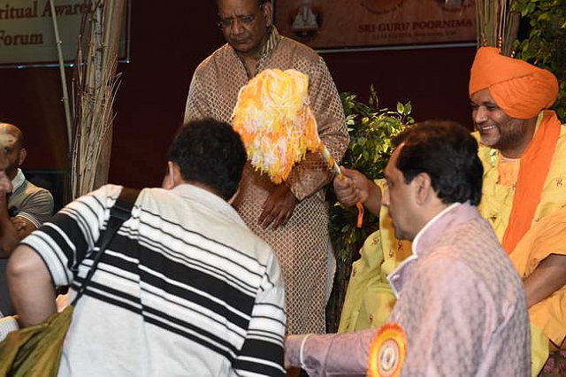 Gurudev1-7-12-14-8593-DDeRosaPhoto