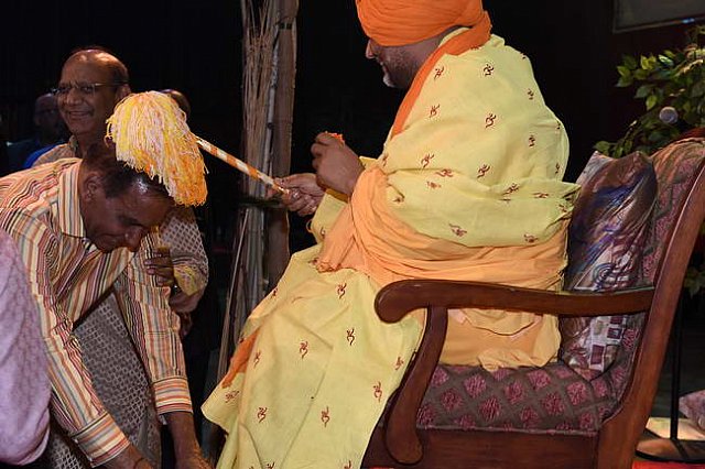 Gurudev1-7-12-14-8645-DDeRosaPhoto