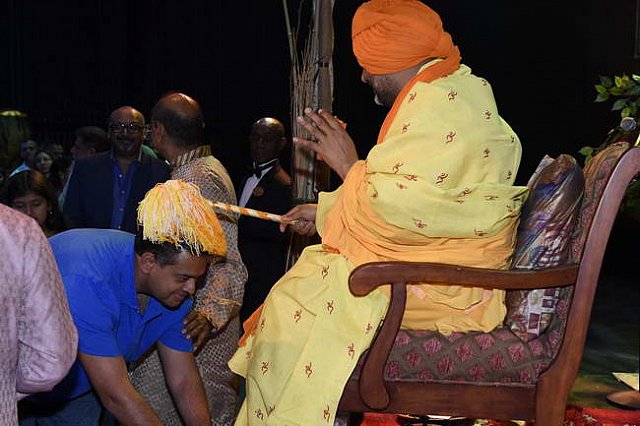 Gurudev1-7-12-14-8648-DDeRosaPhoto