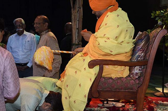 Gurudev1-7-12-14-8652-DDeRosaPhoto