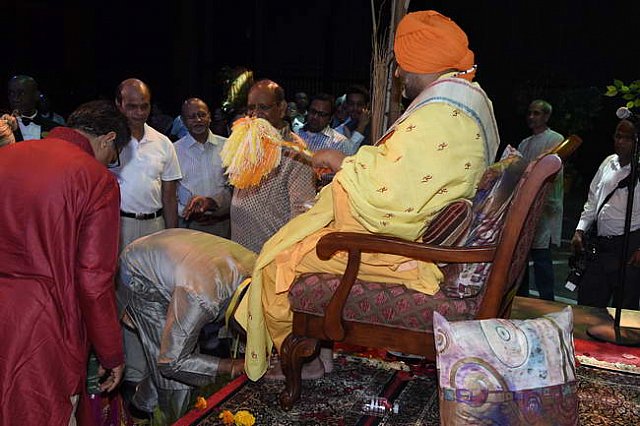 Gurudev1-7-12-14-8950-DDeRosaPhoto