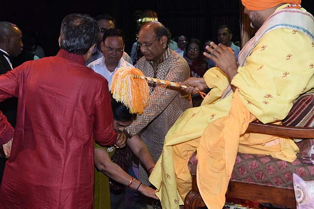 Gurudev1-7-12-14-8964-DDeRosaPhoto