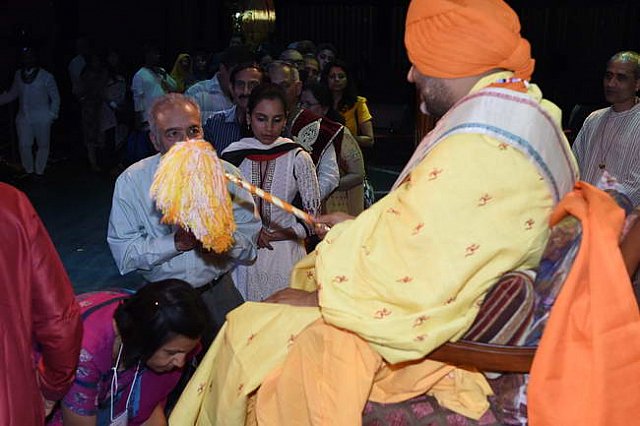 Gurudev1-7-12-14-9015-DDeRosaPhoto