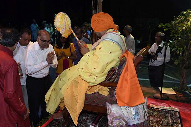 Gurudev1-7-12-14-9025-DDeRosaPhoto