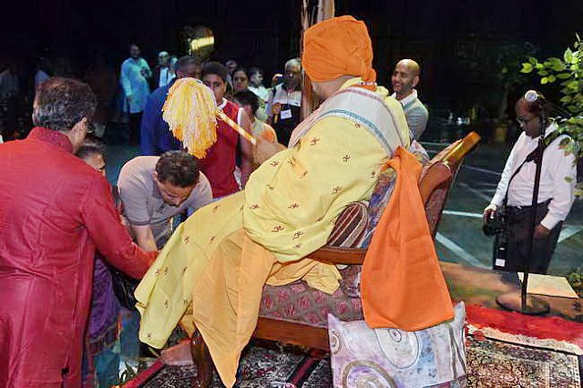 Gurudev1-7-12-14-9028-DDeRosaPhoto