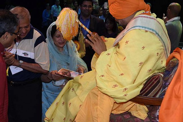 Gurudev1-7-12-14-9036-DDeRosaPhoto