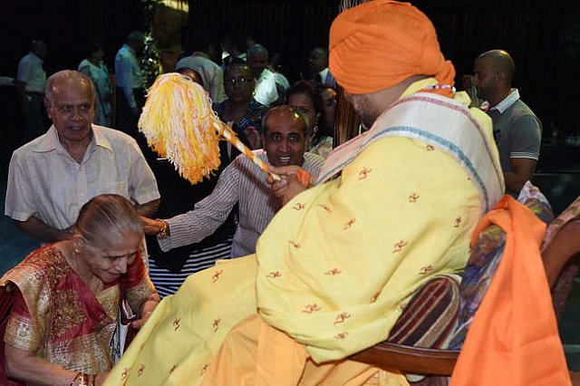 Gurudev1-7-12-14-9063-DDeRosaPhoto