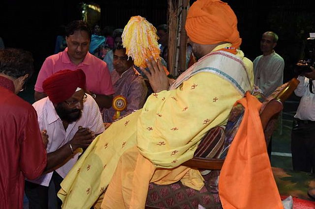 Gurudev1-7-12-14-9092-DDeRosaPhoto