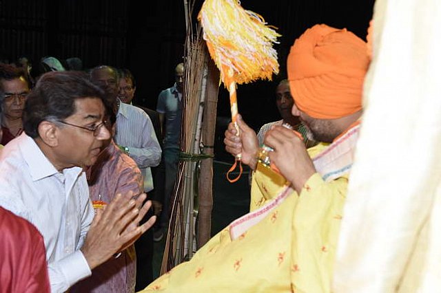 Gurudev1-7-12-14-9099-DDeRosaPhoto