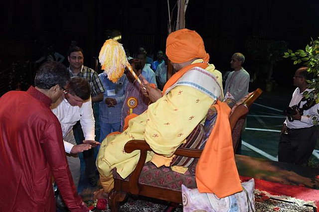 Gurudev1-7-12-14-9200-DDeRosaPhoto