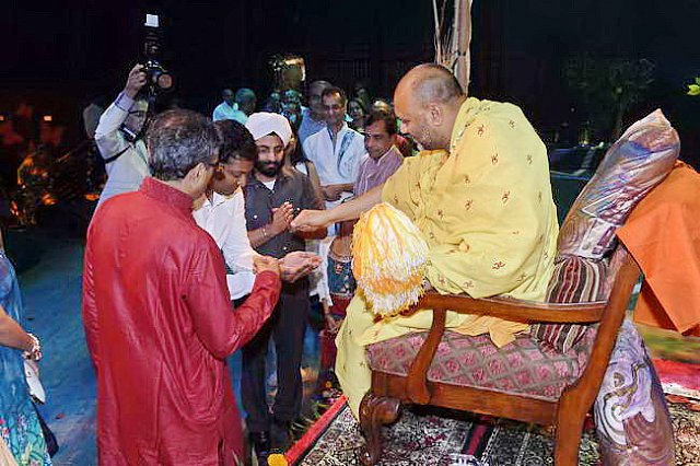 Gurudev1-7-12-14-9334-DDeRosaPhoto