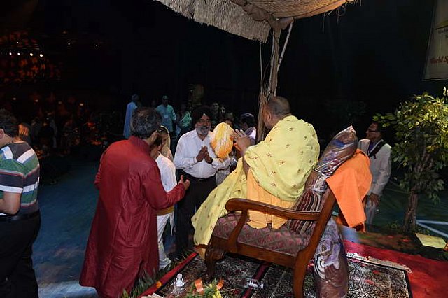 Gurudev1-7-12-14-9406-DDeRosaPhoto