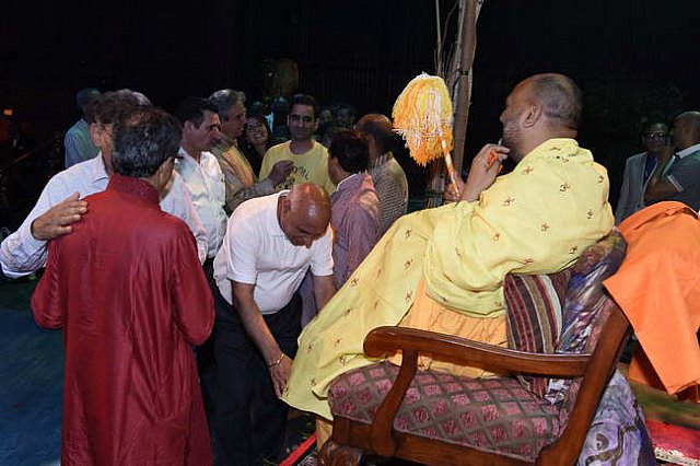 Gurudev1-7-12-14-9536-DDeRosaPhoto