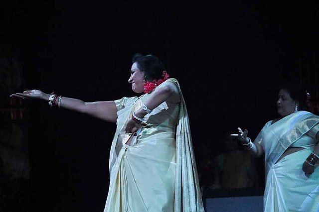 Gurudev1-7-12-14-8243-DDeRosaPhoto