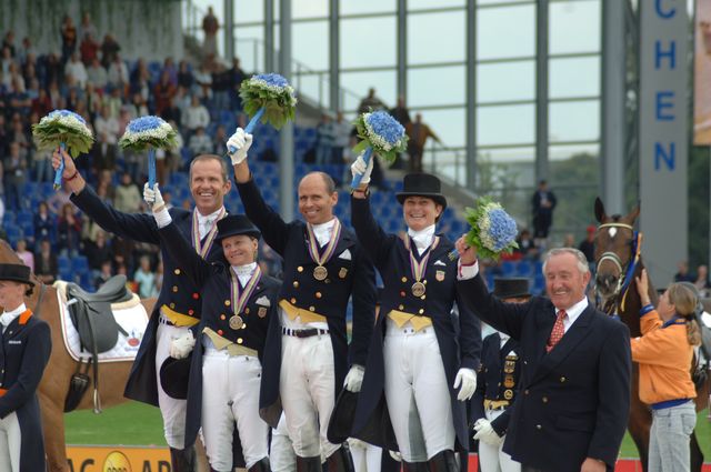 032-WEG-TeamDressageAwards-8-23-06-_DeRosaPhoto.jpg