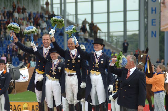 036-WEG-TeamDressageAwards-8-23-06-_DeRosaPhoto.jpg