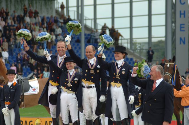 037-WEG-TeamDressageAwards-8-23-06-_DeRosaPhoto.jpg