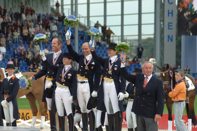 044-WEG-TeamDressageAwards-8-23-06-_DeRosaPhoto.jpg