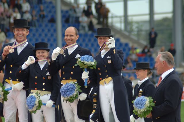 056-WEG-TeamDressageAwards-8-23-06-_DeRosaPhoto.jpg