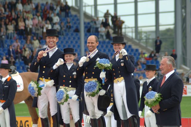 059-WEG-TeamDressageAwards-8-23-06-_DeRosaPhoto.jpg