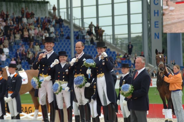 062-WEG-TeamDressageAwards-8-23-06-_DeRosaPhoto.jpg