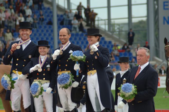 063-WEG-TeamDressageAwards-8-23-06-_DeRosaPhoto.jpg