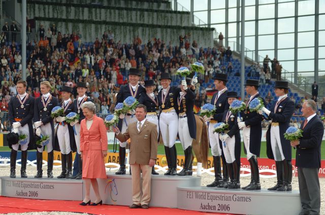 120-WEG-TeamDressageAwards-8-23-06-_DeRosaPhoto.jpg