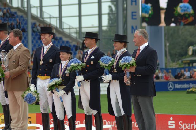 177-WEG-TeamDressageAwards-8-23-06-_DeRosaPhoto.jpg