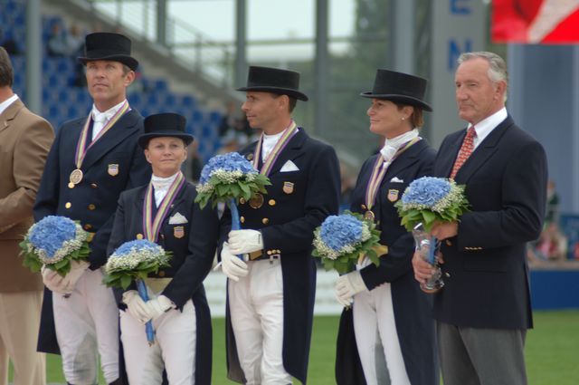 193-WEG-TeamDressageAwards-8-23-06-_DeRosaPhoto.jpg