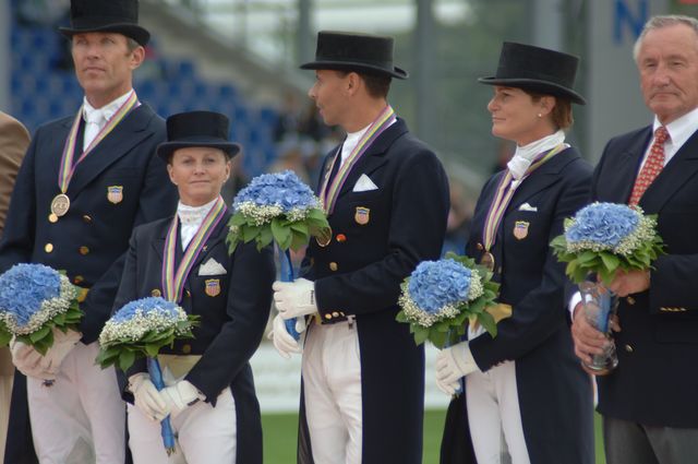 194-WEG-TeamDressageAwards-8-23-06-_DeRosaPhoto.jpg