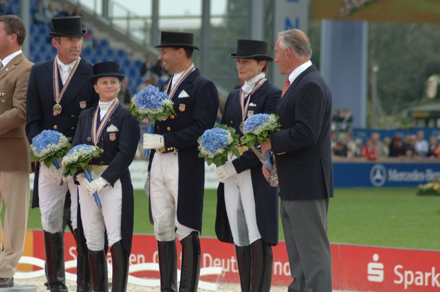 198-WEG-TeamDressageAwards-8-23-06-_DeRosaPhoto.jpg