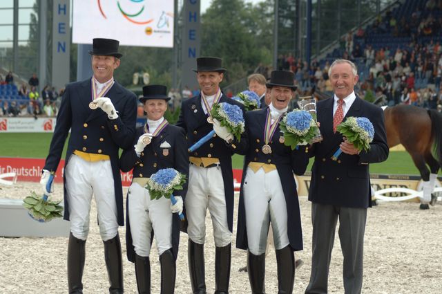 230-WEG-TeamDressageAwards-8-23-06-_DeRosaPhoto.jpg
